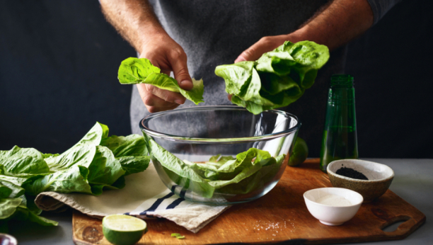 Ne morate da je bacate: Evo šta treba da uradite ako vam je zelena salata uvela