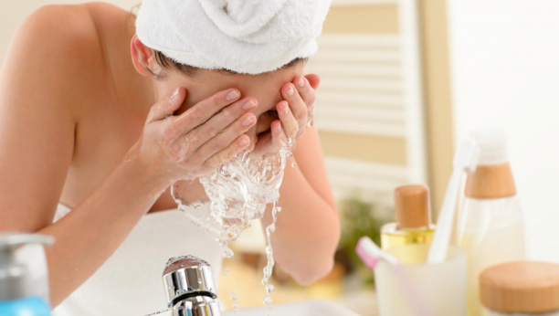 Prirodni tretman lica: Umivanje kiselom vodom poboljšva strukturu kože