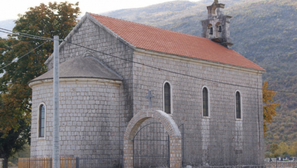 USTAŠLUK NESMETANO BUJA U HRVATSKOJ Hakovali profil srpske crkve i ostavili poruku "Za dom spremni"!