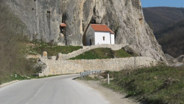 PRAVA RIZNICA PEĆINSKOG NAKITA I STECIŠTE SLEPIH MIŠEVA Pećina u kojoj je stanovništvo tokom Drugog srpskog ustanka tražilo spas od Turaka
