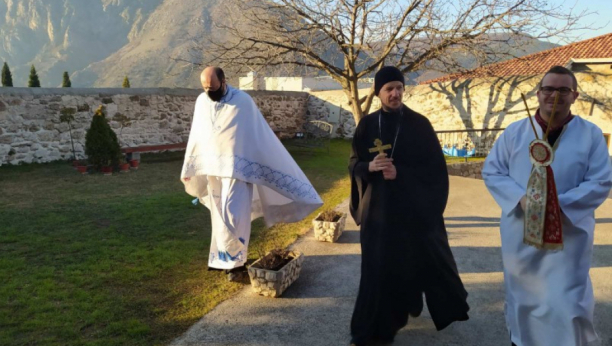 NIKO NE MOŽE DA OBJASNI OVO ČUDO Svake godine misteriozni oblak spušta se na pravoslavni manastir