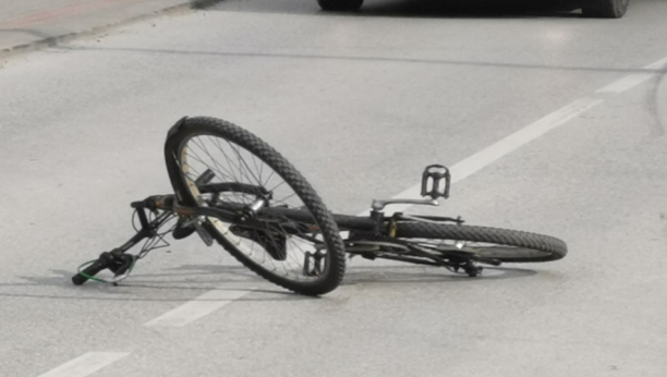 LEKARI MU SE BORE ZA ŽIVOT Biciklistu pokosio automobil u Krnjači
