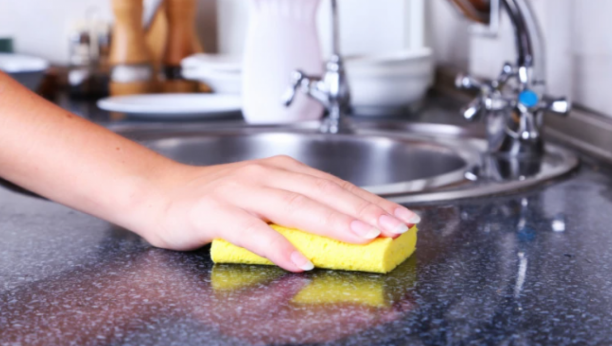 NAJPRLJAVIJI PREDMET U KUHINJI Ovo je jedini način da kuhinjski sunđer održavate čistim i bez bakterija nakon korišćenja