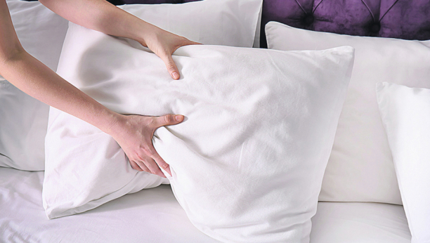 AKO NISTE ZNALI Evo kako da se otarasite žutih fleka s jastuka