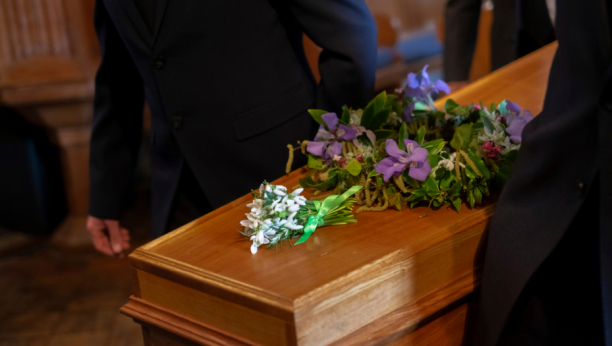 UMESTO KRSTA STOJI NEŠTO ŠTO KIDA SRCE Bolne scene na sahrani ubijene Lili i njenog dede