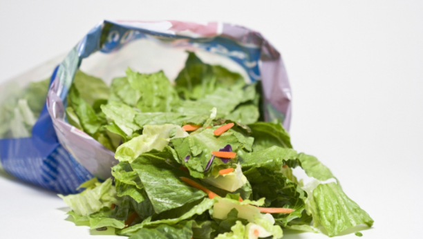 TRIK KOJE JE ZADIVIO DOMAĆICE: Evo kako da zelena salata ostane sveža i pola meseca, uz plastičnu kesu koristite i ovo!