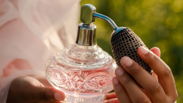 IZAZOVITE SVOJE ČULA Otkrijte tajne pravljenja prirodnog parfema u udobnosti svog doma