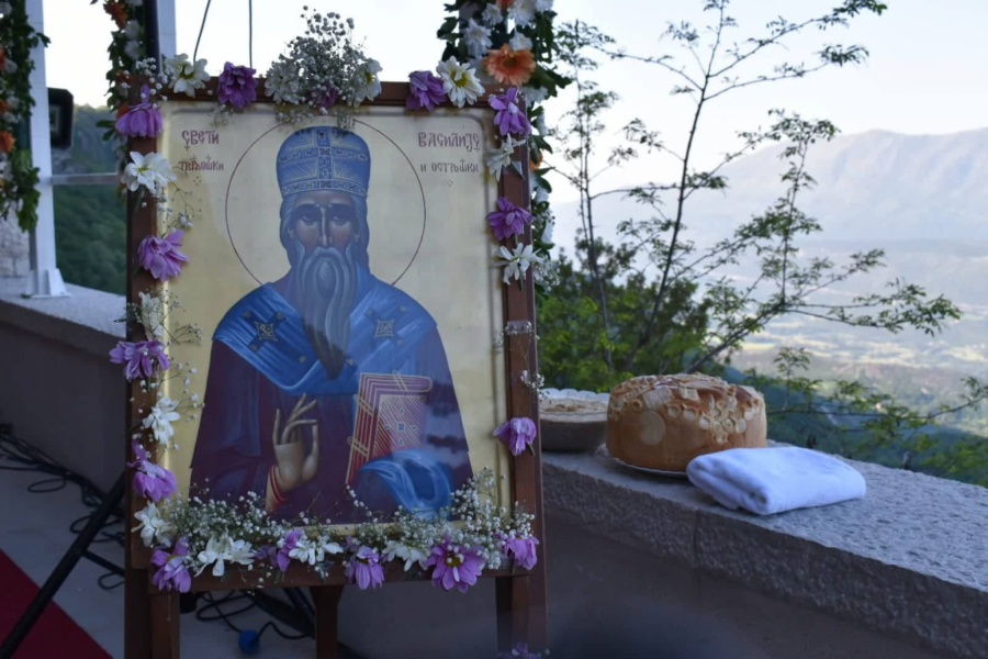 ALO! NA LICU MESTA U Ostrogu se obeležava praznik Svetog Vasilija Čudotvorca, patrijarh Porfirije drži liturgiju (FOTO/VIDEO)