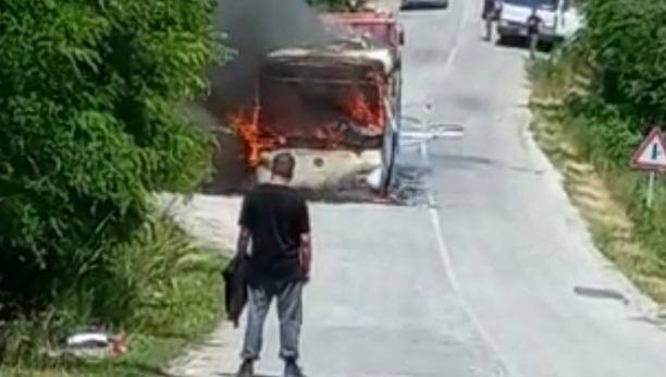 HOROR NA AUTOPUTU KOD KRAGUJEVCA Vatrogasci bili nemoćni, autobus izgoreo u vatrenoj stihiji (FOTO/VIDEO)