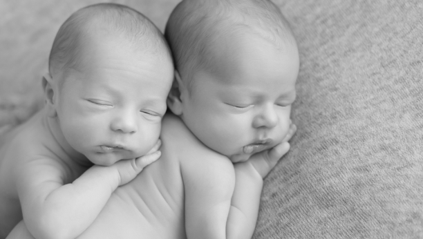 BORBA ZA ŽIVOT I BEZUSLOVNA LJUBAV Prevremeno rođeni blizanci uslikani u inkubatoru (VIDEO)
