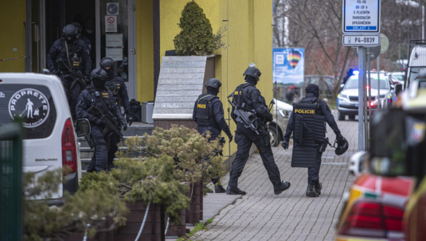POLIO SE BENZINOM I IZVADIO UPALJAČ Horor ispred ruske ambasade