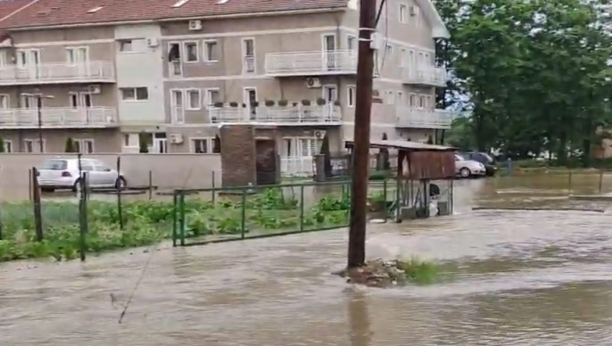 TEŠKA NESREĆA POGODILA AMERIKU Najmanje 16 žrtava poplava epskih razmera