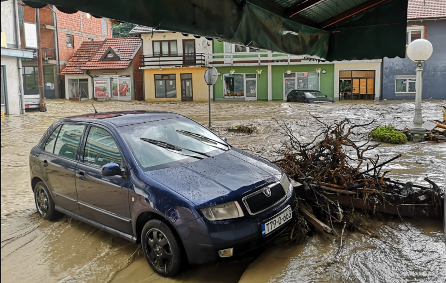 ALARMANTNO STANJE U BOSNI Voda nosi automobile, ulice poplavljene (FOTO)