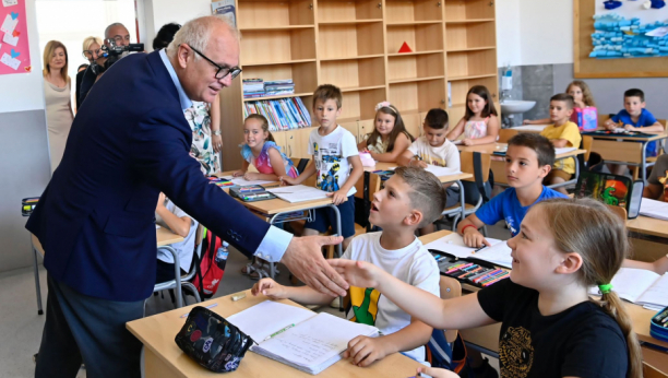 "PONOSAN SAM" Vesić: Besplatne udžbenike dobilo 34.000 učenika prvog i drugog razreda