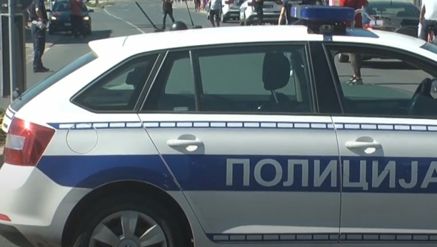 ZA DLAKU IZBEGNUTA TRAGEDIJA Muškarac automobilom uleteo u lokal u centru Beograda!