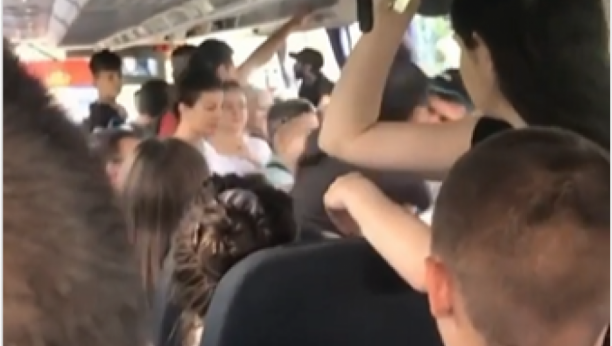 "POMERI SE PEDOFILČINO" Jeziva scena u beogradskom prevozu, muškarac prilazi ženama i stavlja im svoj polni organ na glavu (FOTO)