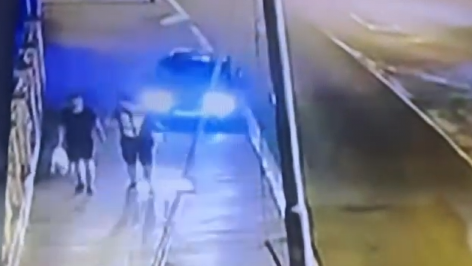 UHAPŠEN BAHATI VOZAČ Udario čoveka kolima nasred trotoara na Voždovcu (VIDEO)