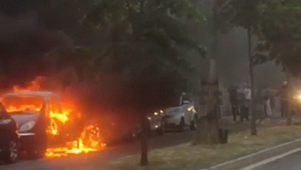 JOŠ JEDAN AUTO GORI NA BEOGRADSKIM ULICAMA Zapalilo se vozilo ispred Muzeja Nikole Tesle (FOTO)