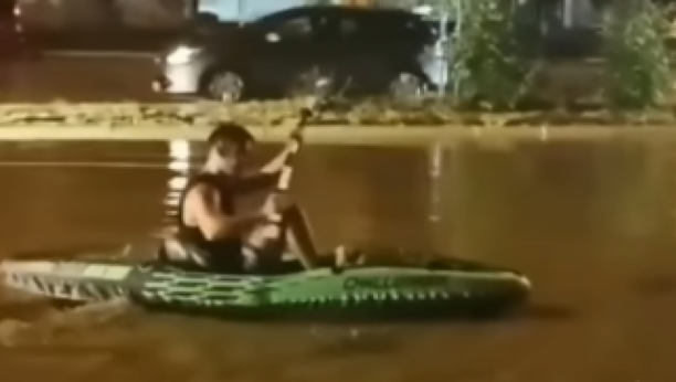 BEŽANIJA IZ BEŽANIJE Mladić na odredište morao KAJAKOM! Neviđene scene tokom potopa u Beogradu (VIDEO)