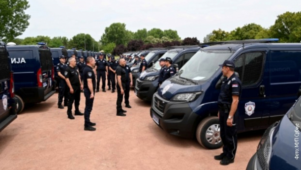 GRAĐANI SRBIJE TREBA DA BUDU SIGURNI I BEZBEDNI Vulin uručio ključeve 70 specijalnih vozila policijskim upravama
