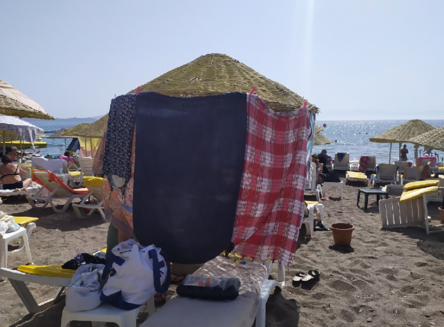ZAPISI S LETOVANJA Uživajte i ostavite druge da uživaju, poručuju srpski paradajz turisti: Vunene čarapice hit na plaži