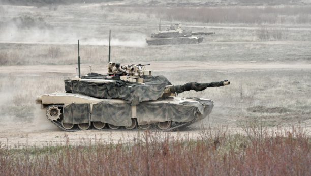 MOSKVA SE RUGA NATO-U Izložba zaplenjenih "leoparda", "abramsa", vojne opreme...