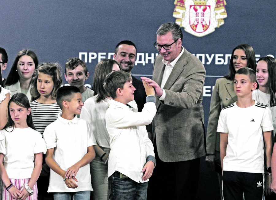 DIRLJIV SUSRET Predsednik Vučić u Predsedništvu s puno emocija ugostio srpsku decu iz regiona: Srbija će uvek biti vaša kuća