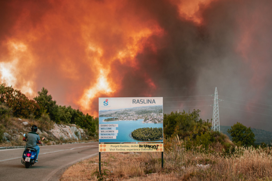 POŽAR KOD ŠIBENIKA STAVLJEN POD KONTROLU Izgorelo više od 20 kuća (FOTO)