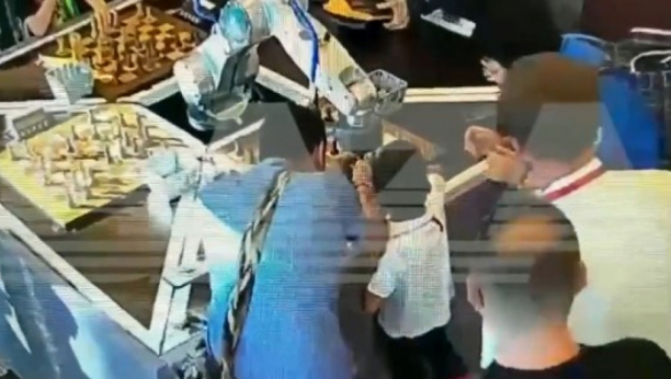 HAOS NA ŠAHOVSKOM TURNIRU U MOSKVI Sedmogodišnjem dečaku robot slomio prst (VIDEO)