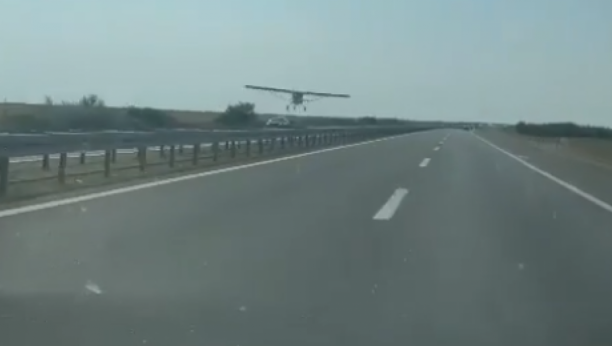 TIK IZNAD ASFALTA Šok na autoputu kod Šimanovaca, avion se umalo sudarao sa automobilima (VIDEO)