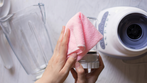 BEZ RIBANJA UKLONITE SVU PRLJAVŠTINU: Očistite blender za minut, više neće biti ostataka od hrane