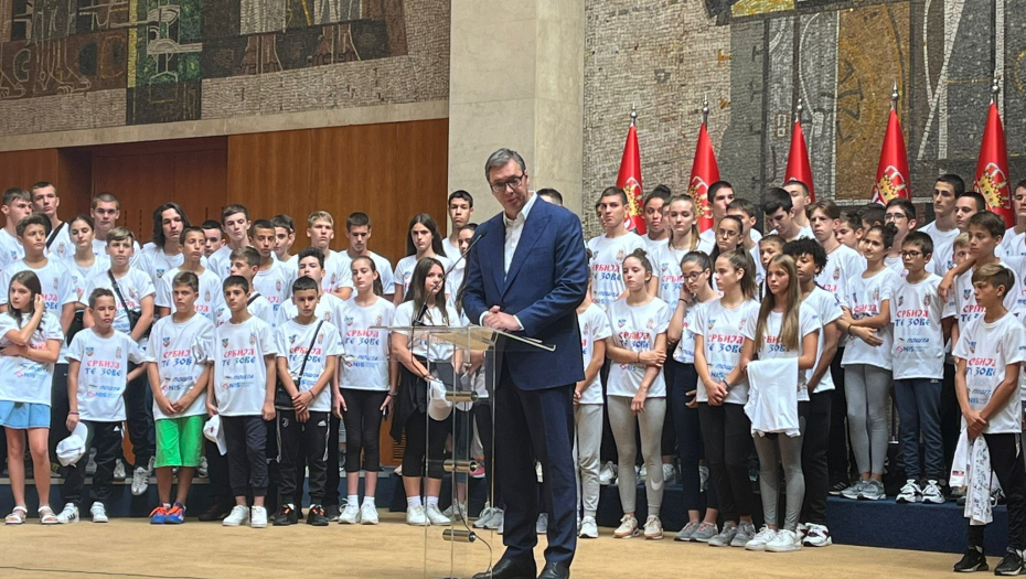 UVEK TU ZA DECU Predsednik Vučić sa mladim sportistima iz kampa 