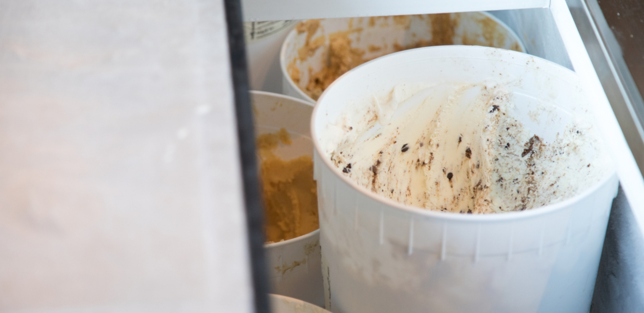 SVI OVO RADE, A NIKAKO NE BI TREBALO Zašto ne bi trebalo da držati hranu u posudama za sladoled?