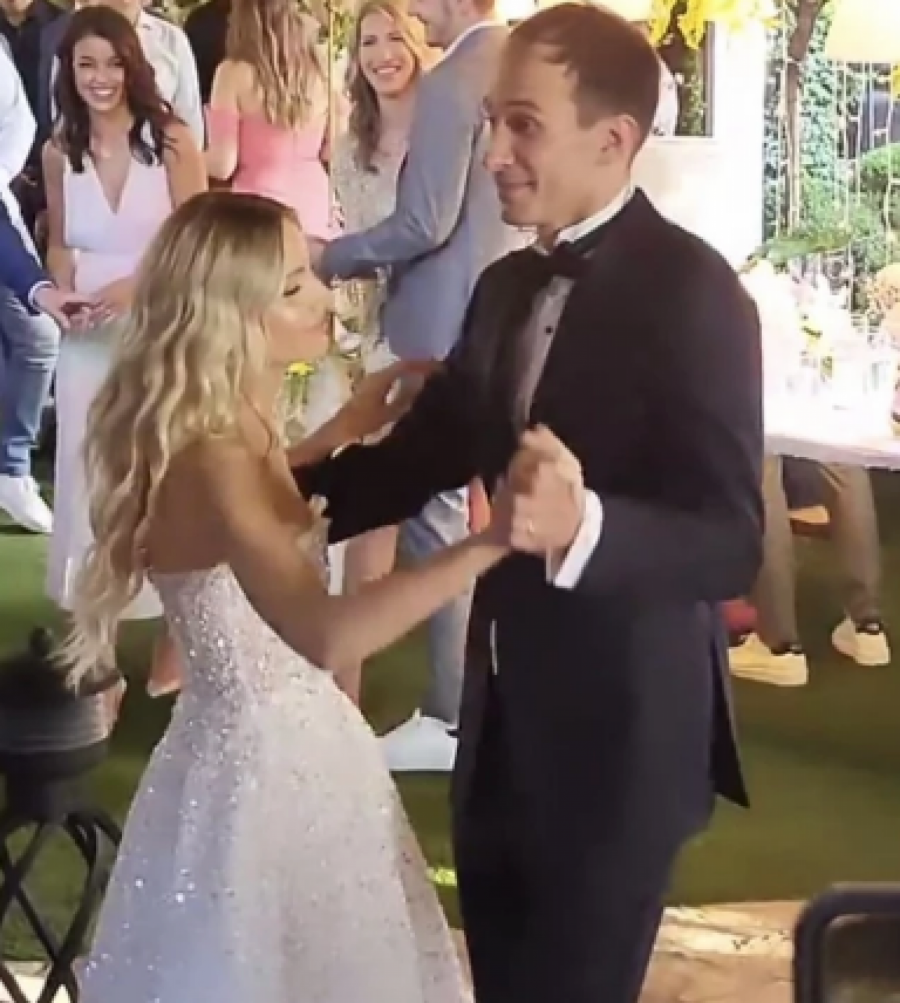 IZA KULISA TRI VIP SVADBE Ćerka pevačice u crnoj haljini, glumica na venčanju ponela 3 venčanice (FOTO)