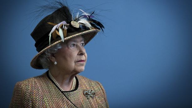 SVAKI MODNI KOMAD JE IMAO SVOJU SVRHU Koje tajne signale je kraljica Elizabeta slala preko svoje torbice?