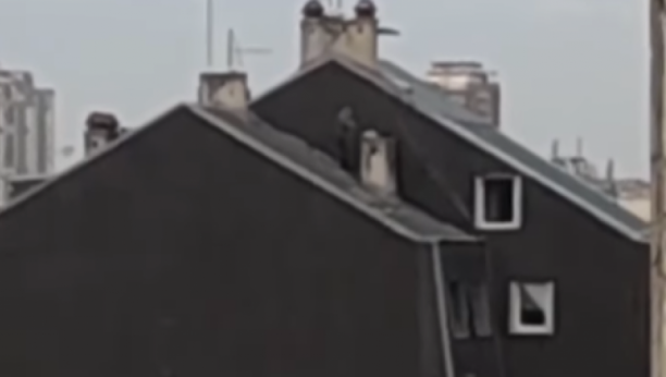 STRAŠAN PRIZOR U BEOGRADU Čovek šeta po krovu višespratnice, samo jedan korak ga deli od smrti (VIDEO)