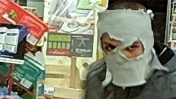 POTRAGA ZA MASKIRANIM RAZBOJNIKOM S pištoljem ušao u prodavnicu u Srbobranu i ukrao novac iz kase!