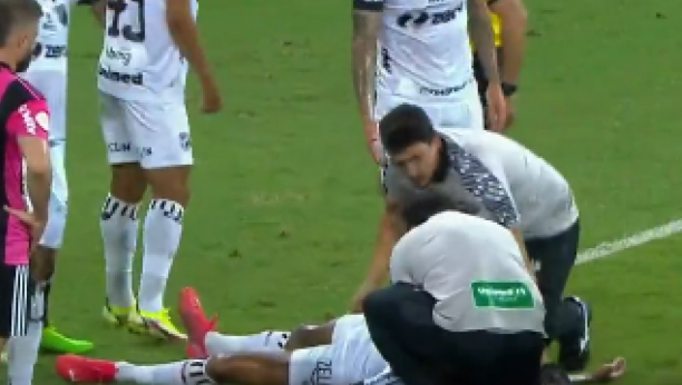 STRAŠNE SCENE U BRAZILU Fudbalera oživljavali na terenu, lopta ga pogodila u glavu, on pao kao pokošen (VIDEO)