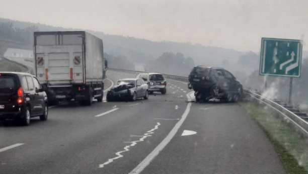HOROR NA PUTU ZLATIBOR - UŽICE Jedan mrtav u saobraćajnoj nesreći, dvoje povređeno, vatrogasci seku vozilo!