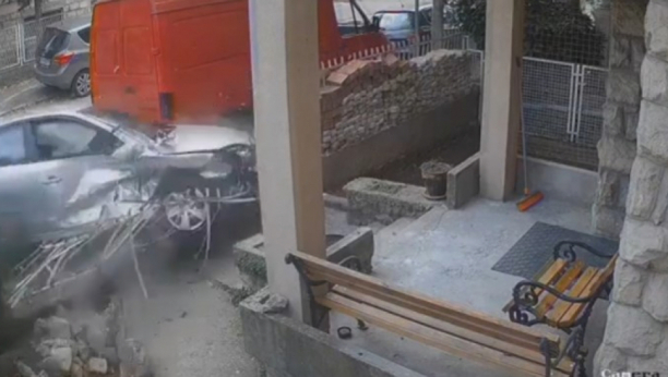 ISPLIVAO SNIMAK JEZIVE SAOBRAĆAJKE Četvoro u Urgentnom, auto uleteo u dvorište osnovne škole u Beogradu (VIDEO)