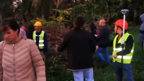 NAPAD NA UREDNICU NOVOSADSKE TELEVIZIJE Lažni ekolozi nasrnuli na Emiliju Marić, udarili je u glavu i izbili telefon iz ruke! (VIDEO)