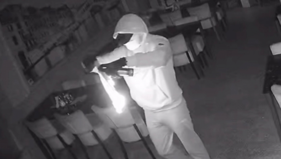 DRAMA U PRIJEPOLJU Maskirani razbojnik provalio u restoran, pa hteo da ga zapali Molotovljevim koktelom!