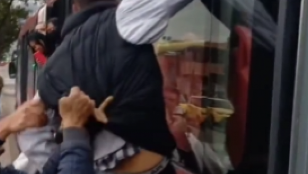 TUKLI GA KAO DA JE VREĆA ZA BOKS Putnici dohvatili džeparoša u Bogoti (VIDEO)