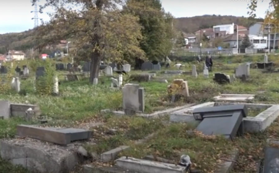 ALBANCIMA NIŠTA NIJE SVETO! Uništeni spomenici na srpskom groblju u Južnoj Mitrovici (FOTO/VIDEO)