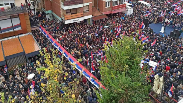 NAJVEĆI SKUP IKADA NA KiM Na narodnom protestu u Kosovskoj Mitrovici više od 10.000 ljudi (FOTO)