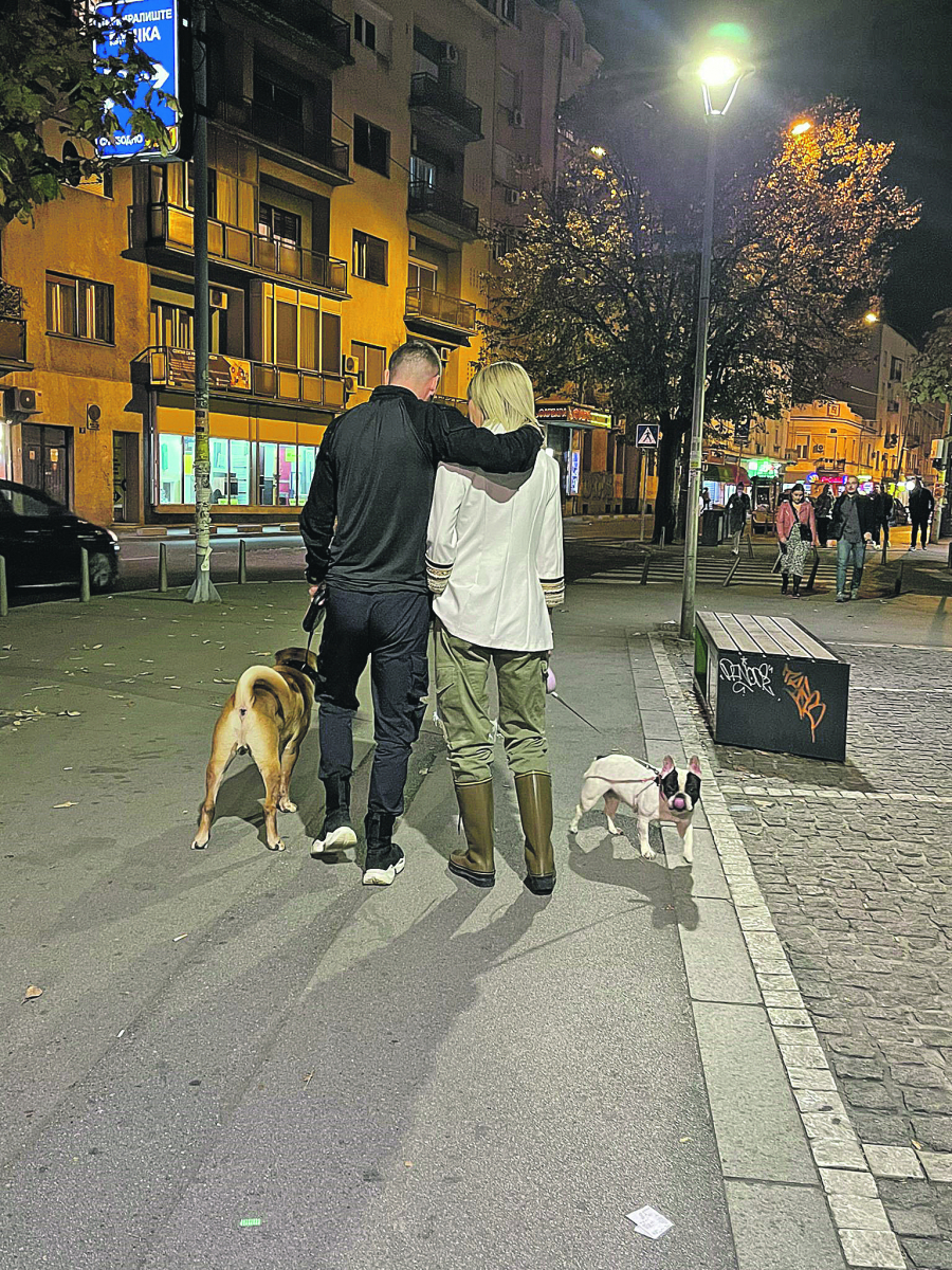 ALO! PAPARACO Peđa i Jelena noću šetaju pse (FOTO)