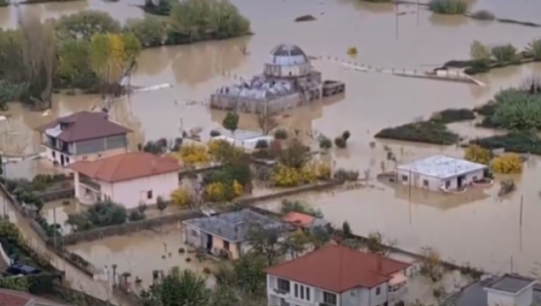 UŽAS U ALBANIJI Reka odnela oca i sina, gradovi i putevi pod vodom (VIDEO)
