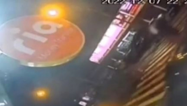 STRAVIČAN PRIZOR IZ BULEVARA! Šokantan snimak kada automobil udara Mihajla! Od siline udarca odleteo više metara! (VIDEO)