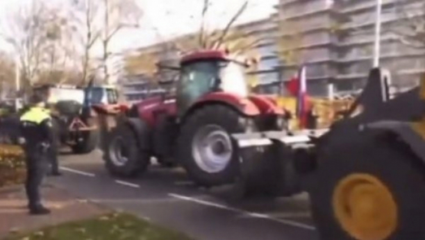 HOLANDIJA PRISILNO ZATVARA 3.000 FARMI Građani blokiraju autoputeve, spaljuju seno, prosipaju đubrivo po putu (VIDEO)