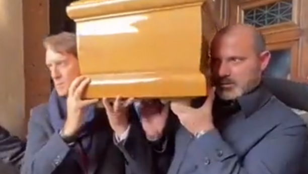 DIRLJIVE SCENE Stanković jeca u suzama, evo ko je još sa njim nosio Mihin kovčeg (VIDEO)